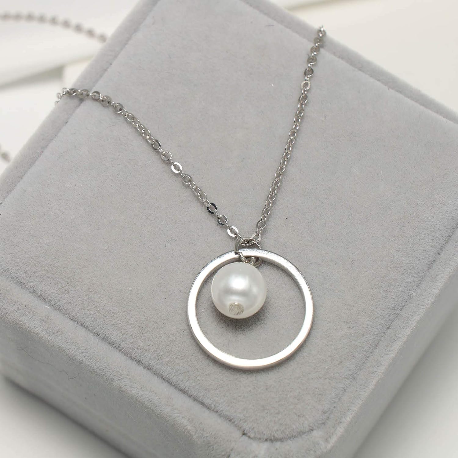 Fashion Pearl Necklace Chain Simple Hollow Ring Pearl Pendant Necklace Jewelry Accessories for Women and Girls