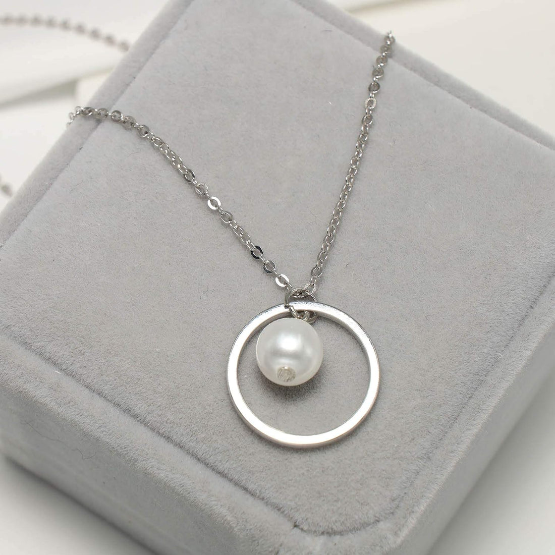 Fashion Pearl Necklace Chain Simple Hollow Ring Pearl Pendant Necklace Jewelry Accessories for Women and Girls