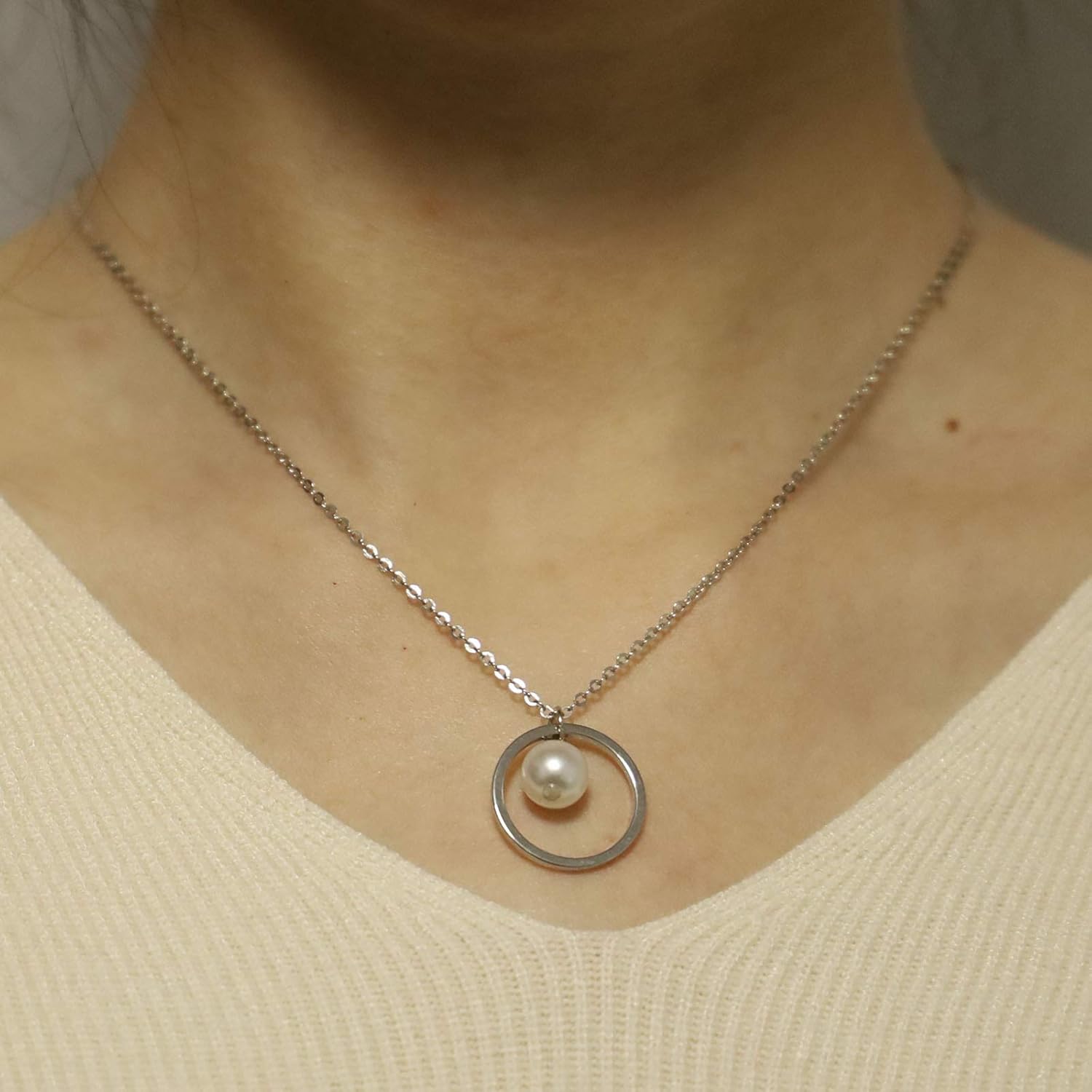 Fashion Pearl Necklace Chain Simple Hollow Ring Pearl Pendant Necklace Jewelry Accessories for Women and Girls