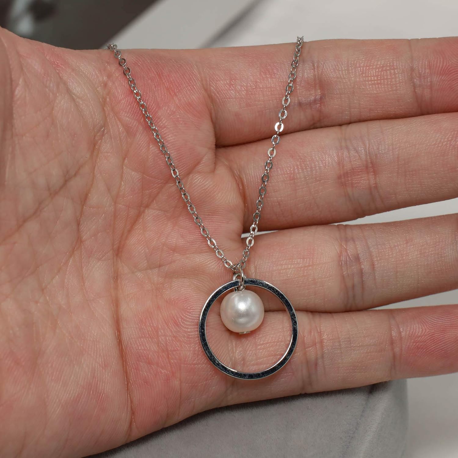 Fashion Pearl Necklace Chain Simple Hollow Ring Pearl Pendant Necklace Jewelry Accessories for Women and Girls