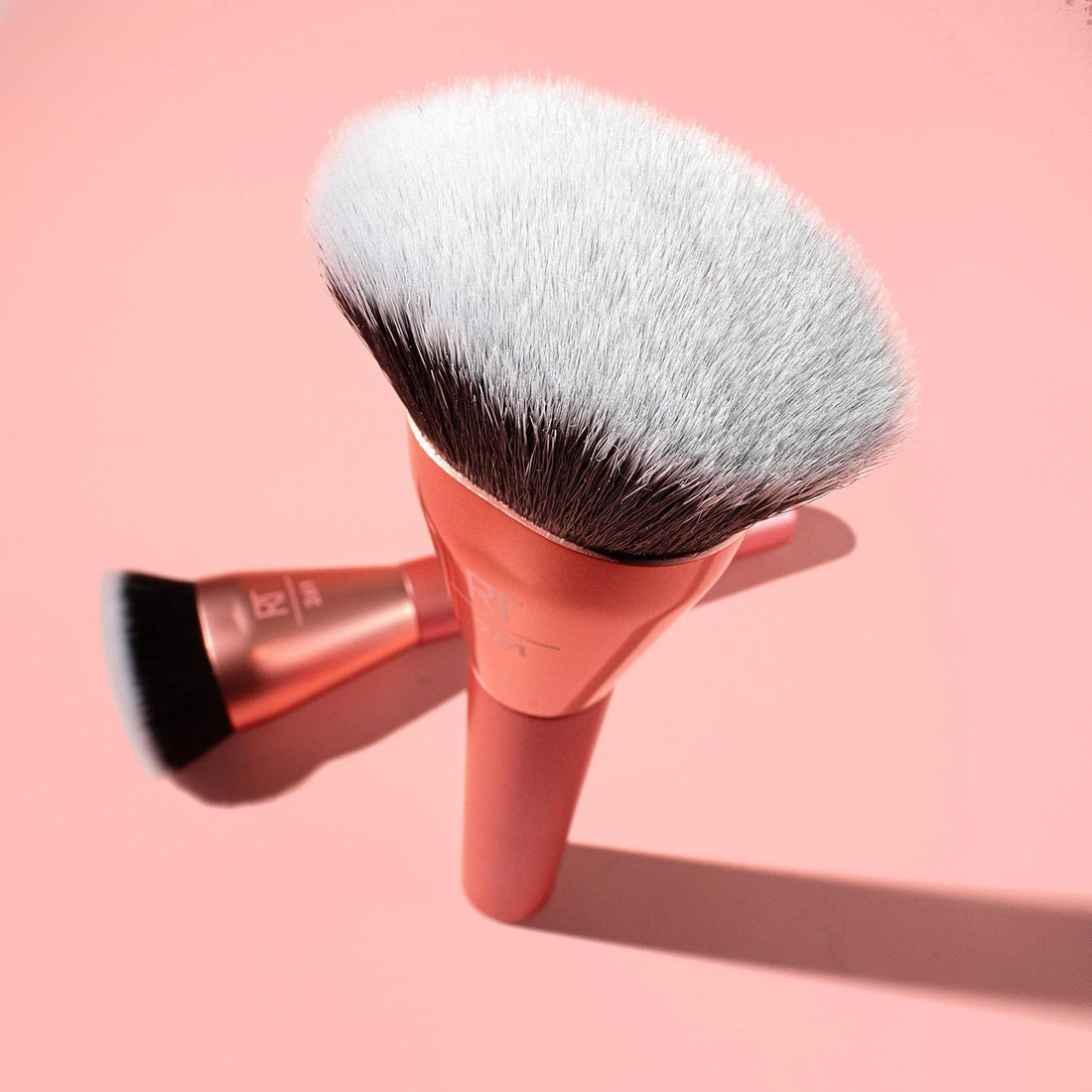 Real Techniques Snatch + Sculpt Contour Makeup Brush, For Liquid and Cream Contour and Bronzer, Flat Top and Oval Head For Blending and Buffing, Dense,1 Count
