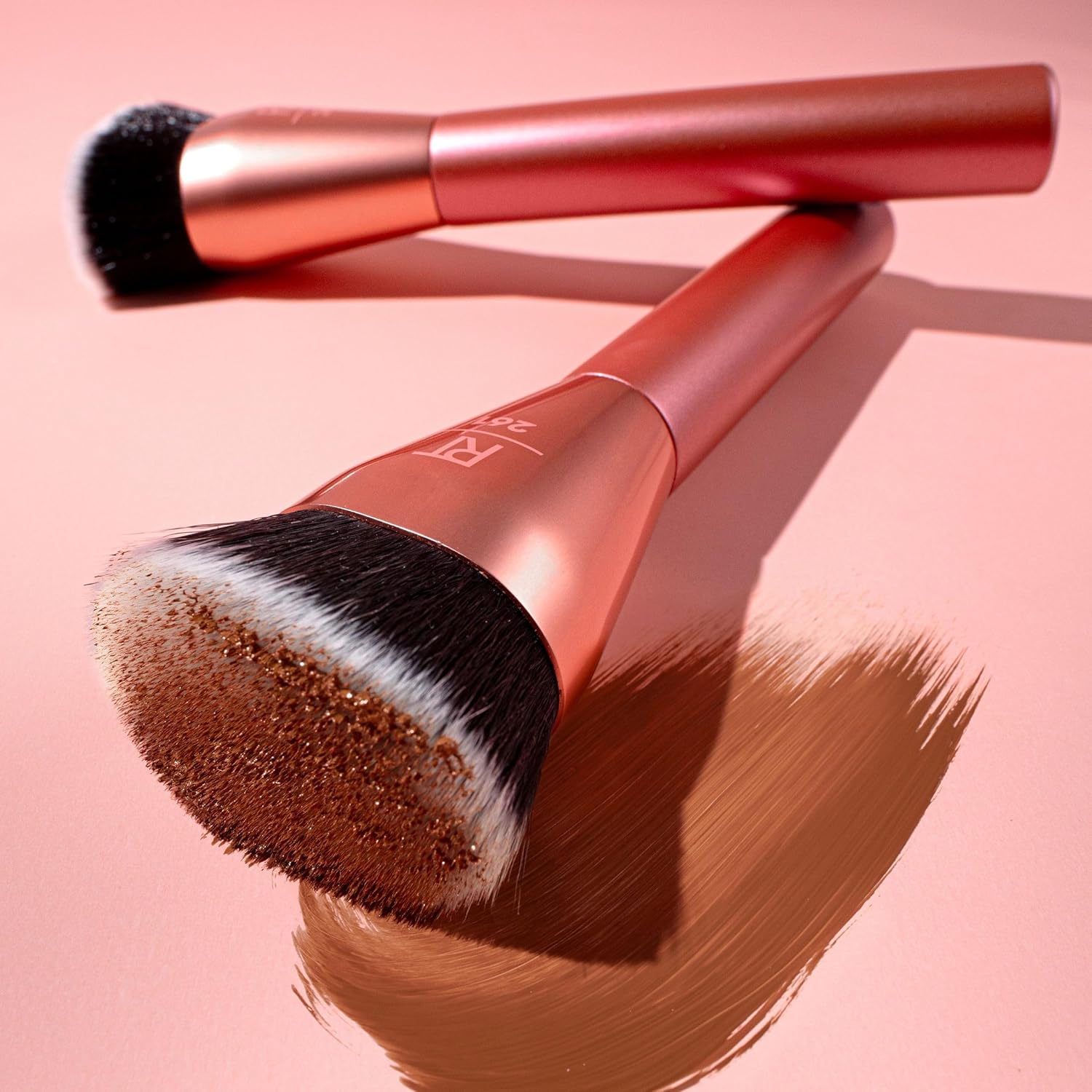 Real Techniques Snatch + Sculpt Contour Makeup Brush, For Liquid and Cream Contour and Bronzer, Flat Top and Oval Head For Blending and Buffing, Dense,1 Count