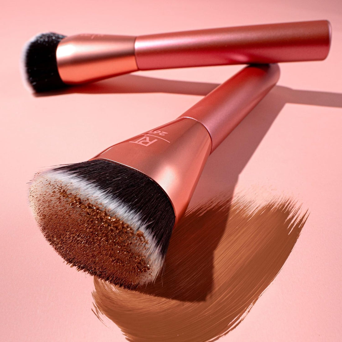 Real Techniques Snatch + Sculpt Contour Makeup Brush, For Liquid and Cream Contour and Bronzer, Flat Top and Oval Head For Blending and Buffing, Dense,1 Count